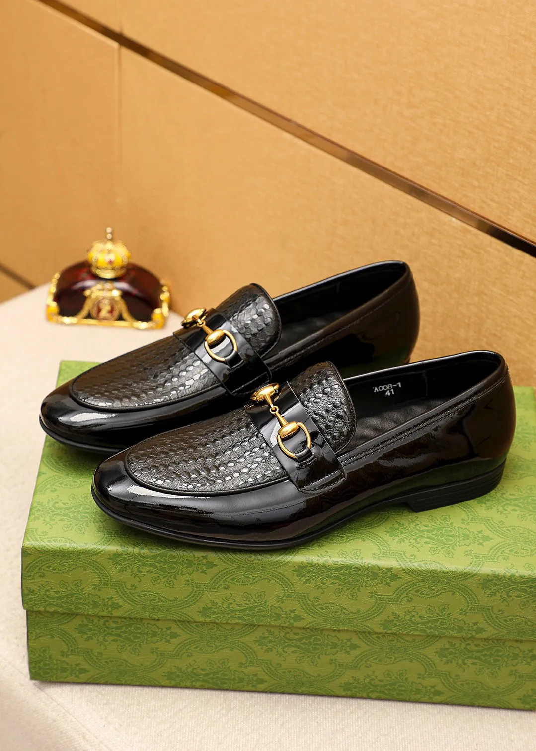 Men's shoes 💰442 💐 Product trademark: GUCCI "Gucci" casual leather shoes Regular size: 38-44 (45🉑️customized) Product materials: Selected imported first-layer patent leather embossed upper + luxury hardware buckle, imported cowhide leather lining. Strong three-dimensional visual effect, rubber outsole Color: 1⃣️color optional